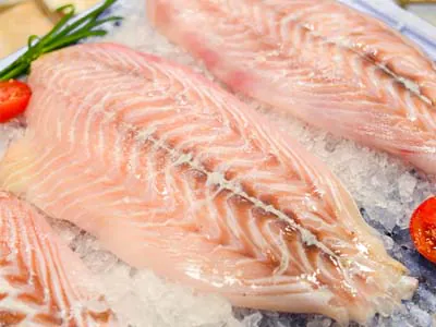 Filets de poisson frais sur glace