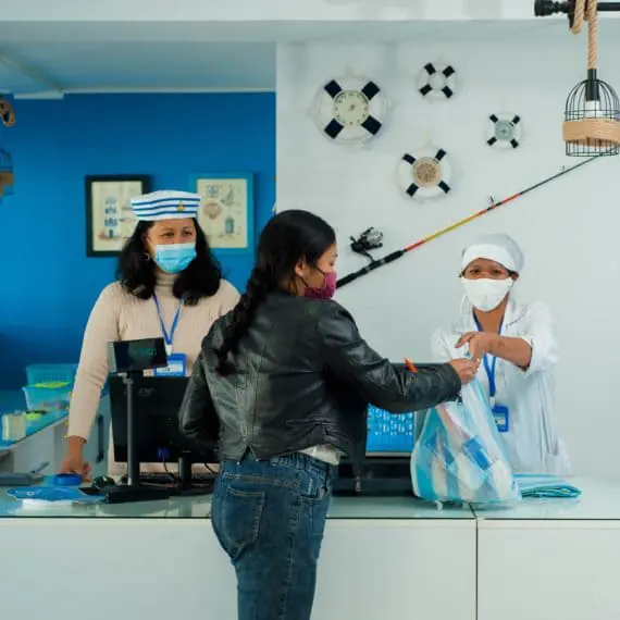 Un personnel au service des clients