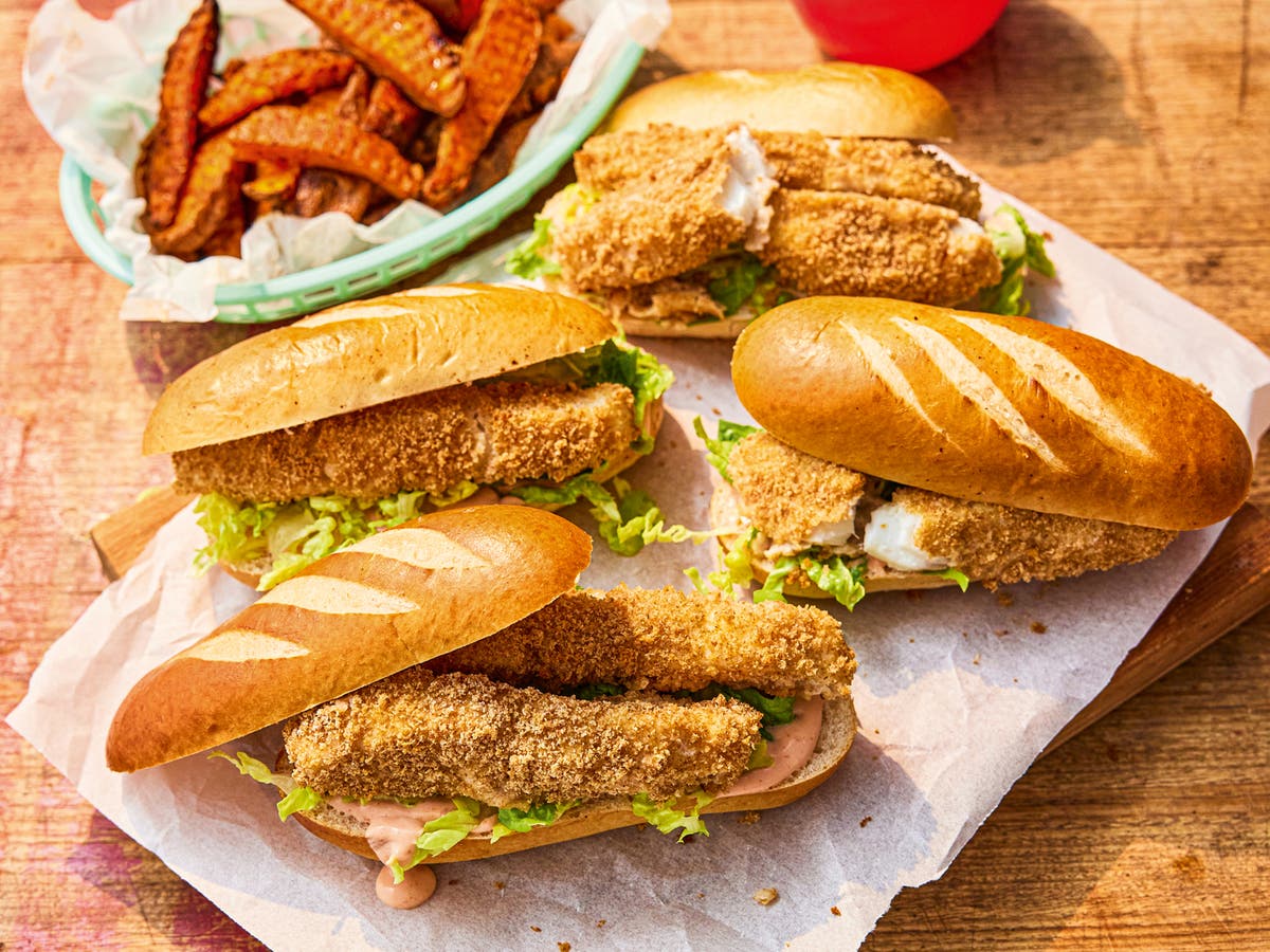 Les enfants adoreront cuisiner et manger des sarnies aux bâtonnets de poisson.