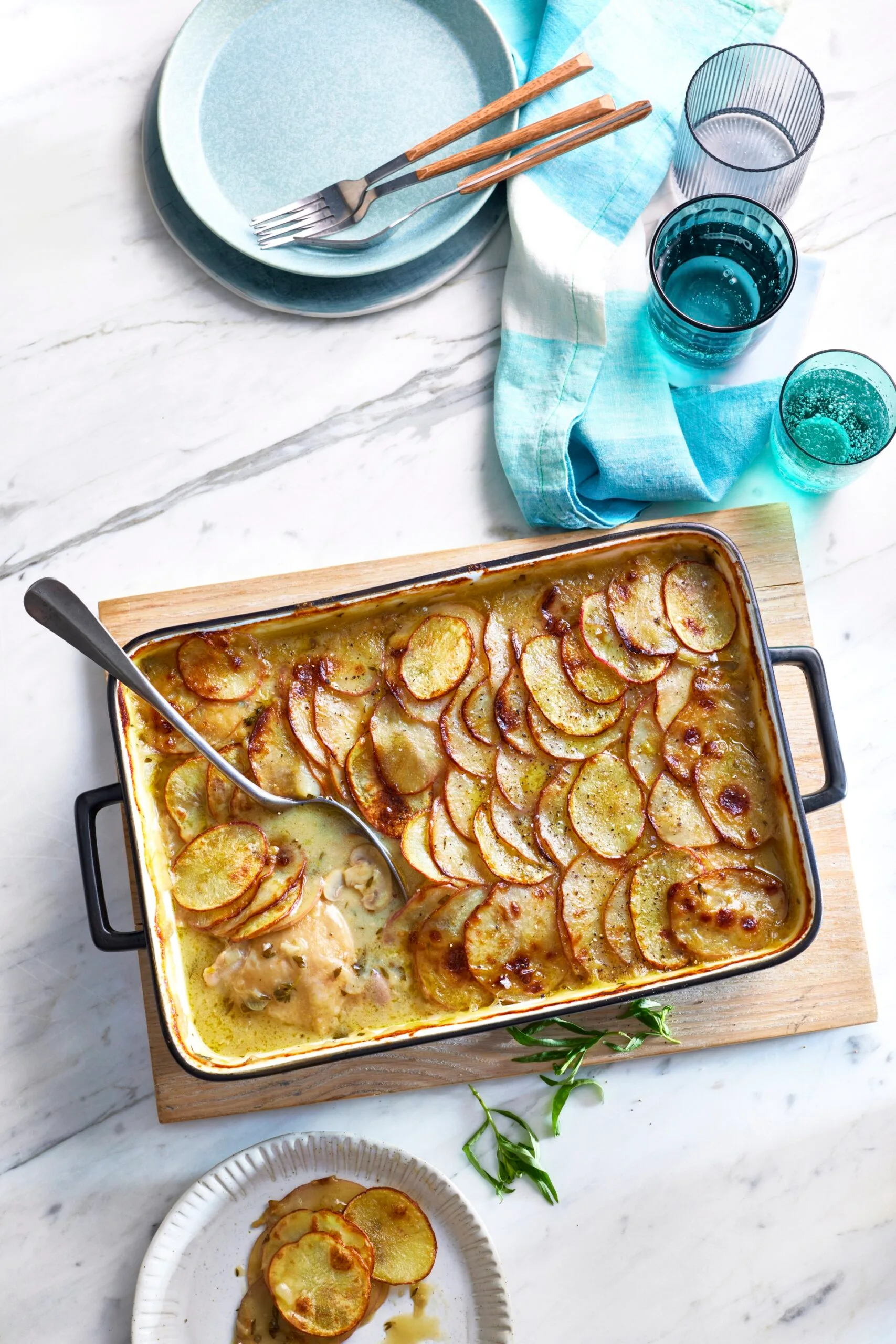 tarte au poulet et poireaux avec pommes de terre tranchées finement dessus