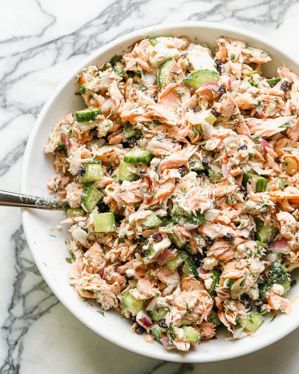 salade de saumon dans un bol blanc