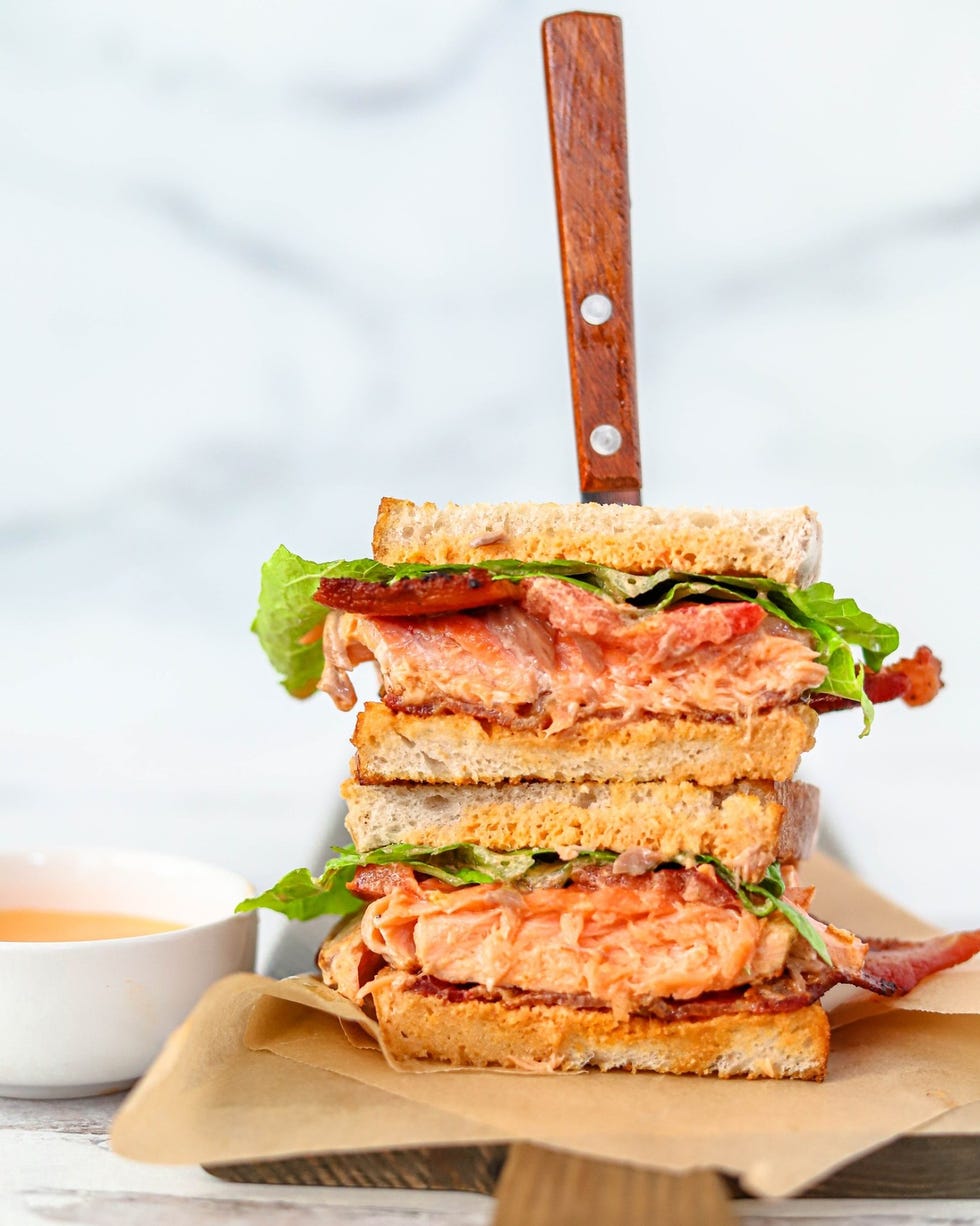 sandwich au saumon avec un couteau planté