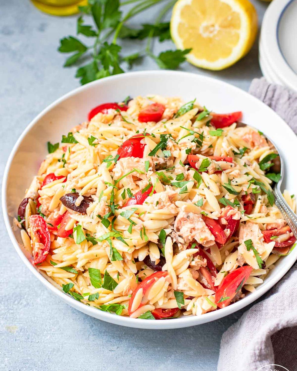 salade d'orzo au saumon méditerranéen dans un bol