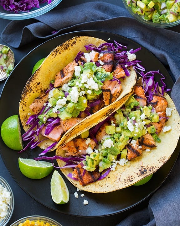 Tacos au saumon avec salsa d'avocat et citrons verts