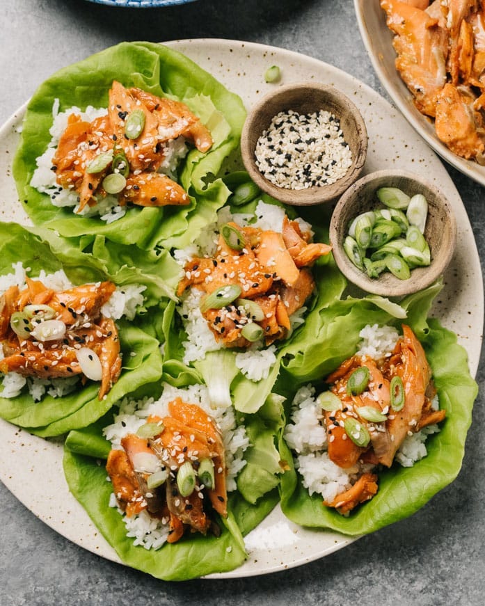 roulés de laitue au saumon teriyaki avec riz et oignons verts