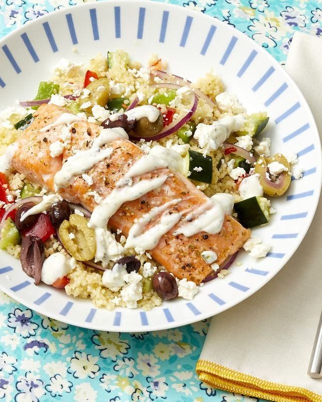 bols de couscous au saumon grec avec filet de tzatziki