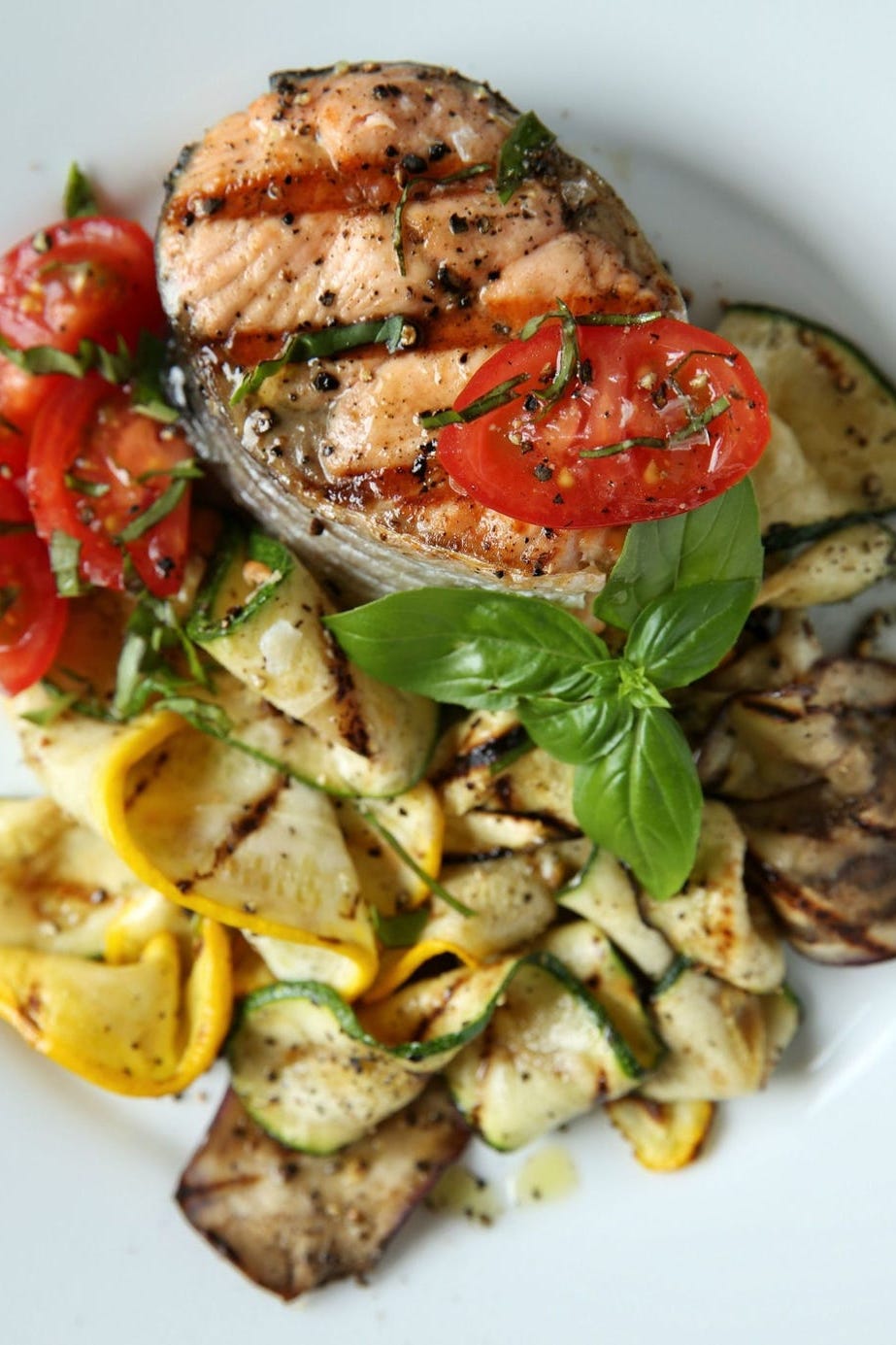 saumon grillé avec salade de tomates et basilic