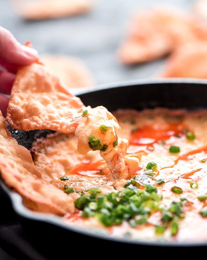 trempette de crabe rangoon avec chips de wonton