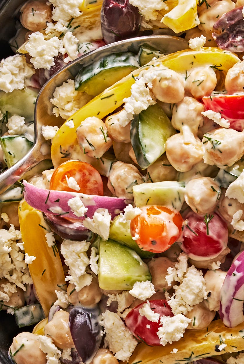 Salade grecque crémeuse de pois chiches avec feta émiettée