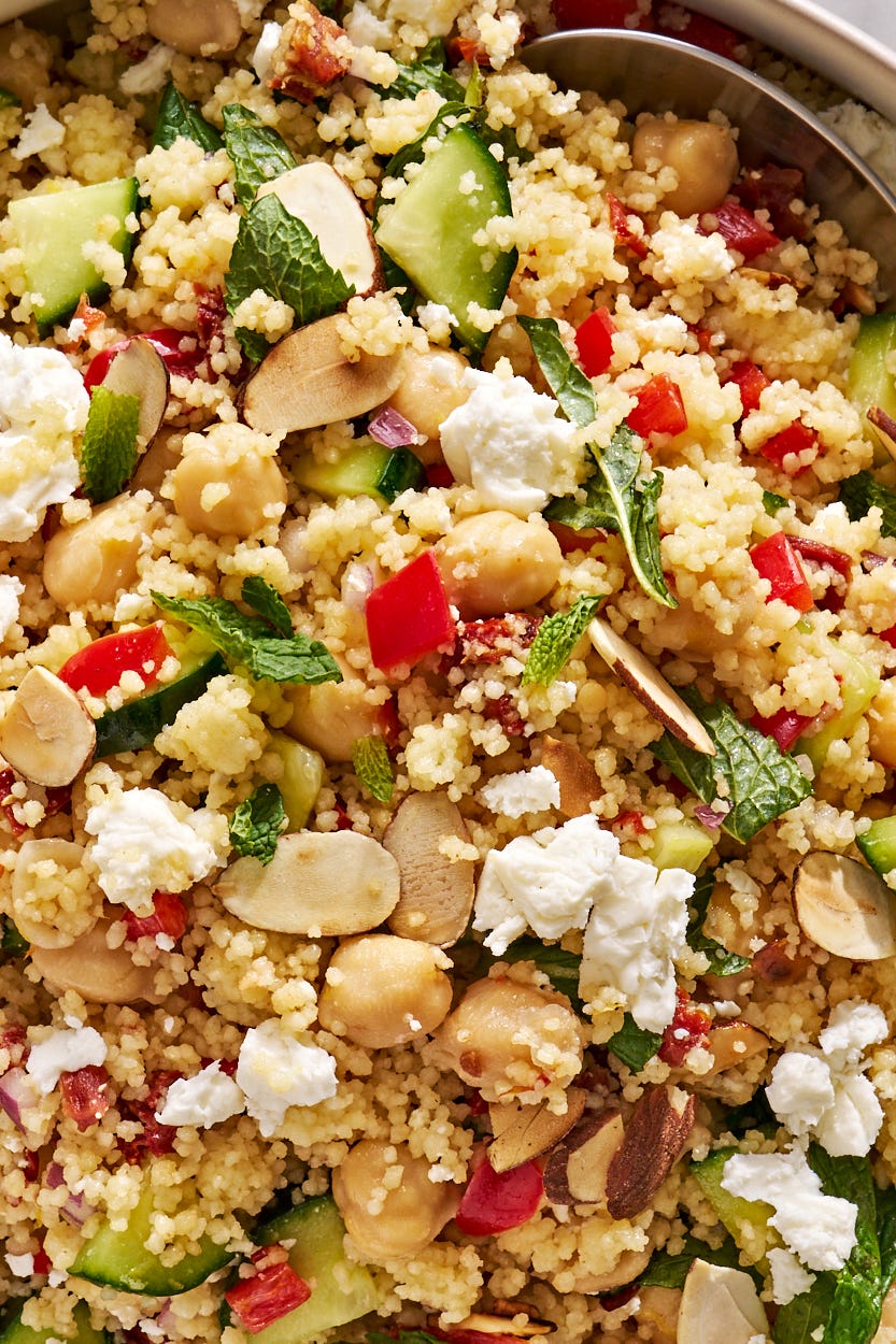 salade de couscous d'été avec feta, pois chiches et menthe fraîche