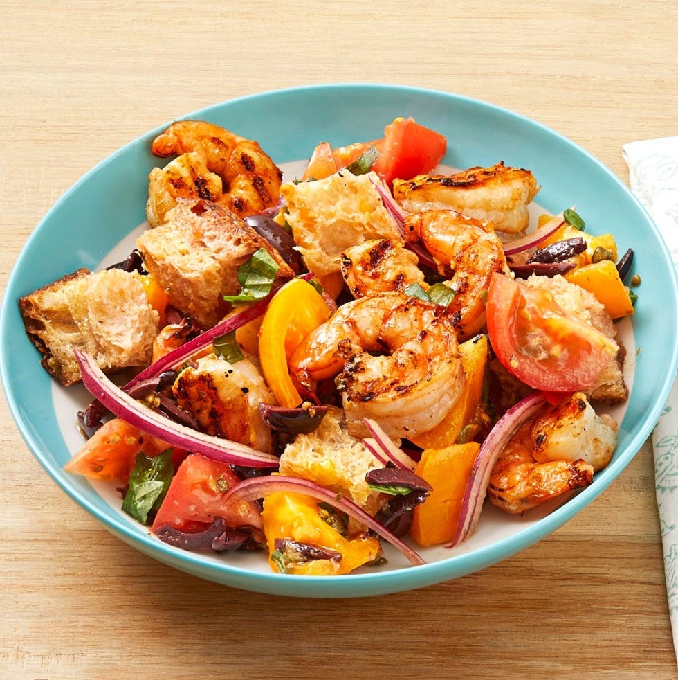 Panzanella aux crevettes grillées pour le dîner d'été