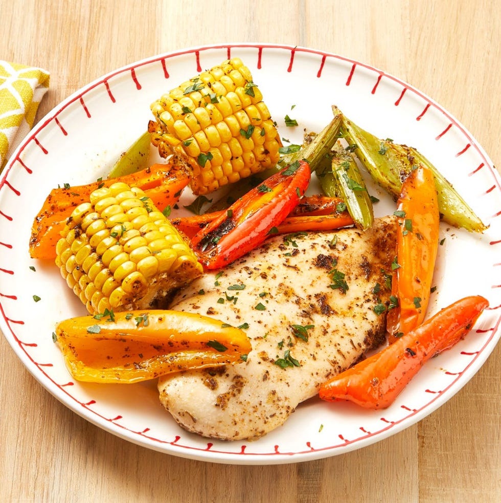 dîner d'été au poulet cajun et au maïs