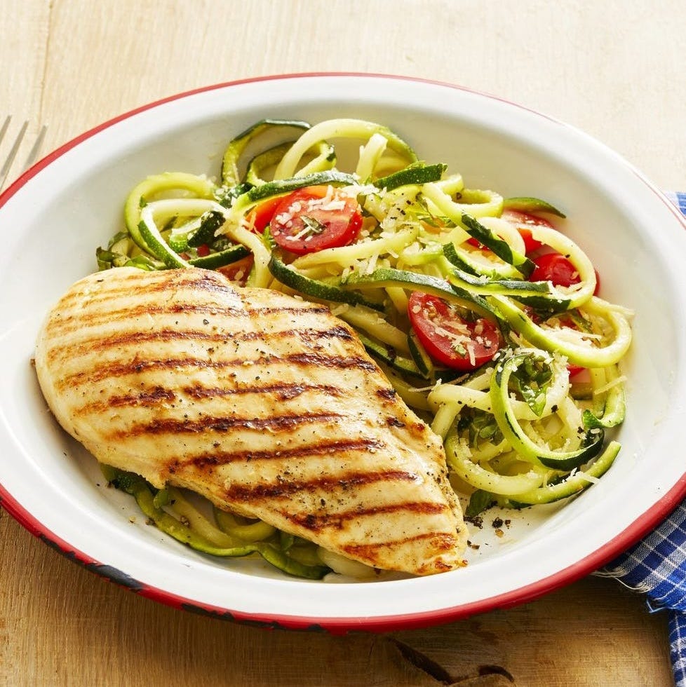 poulet grillé avec nouilles de courgettes dîner d'été