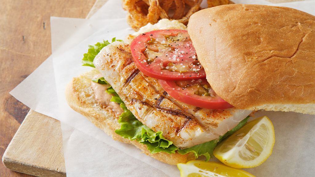 Sandwichs au flétan en sauce dans le cadre d'un guide sur la façon de griller du poisson