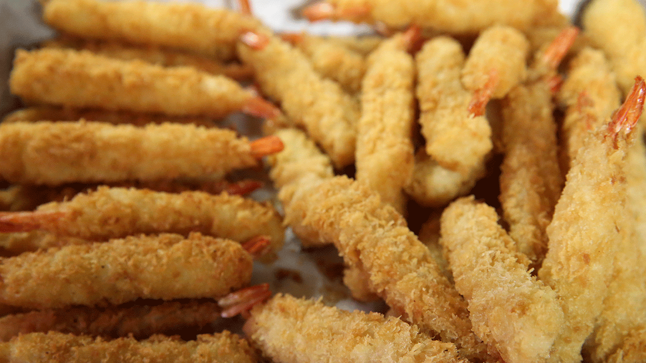 Les crevettes frites sont un plat unique à ajouter à votre tartinade du dimanche du Super Bowl. 