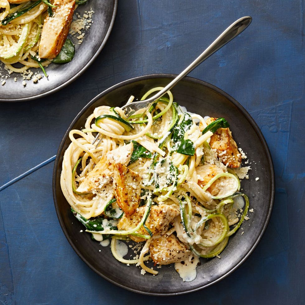 Poulet crémeux et spaghettis de zoodle sur une assiette noire