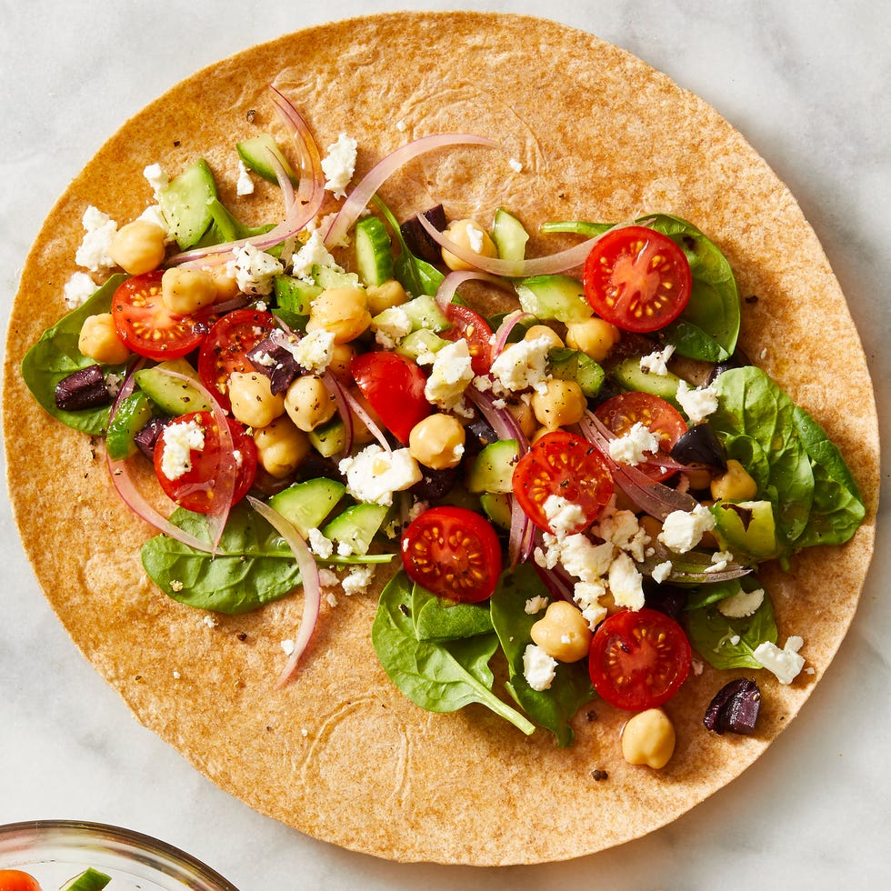 salade grecque dans un wrap avec du fromage feta émietté dessus