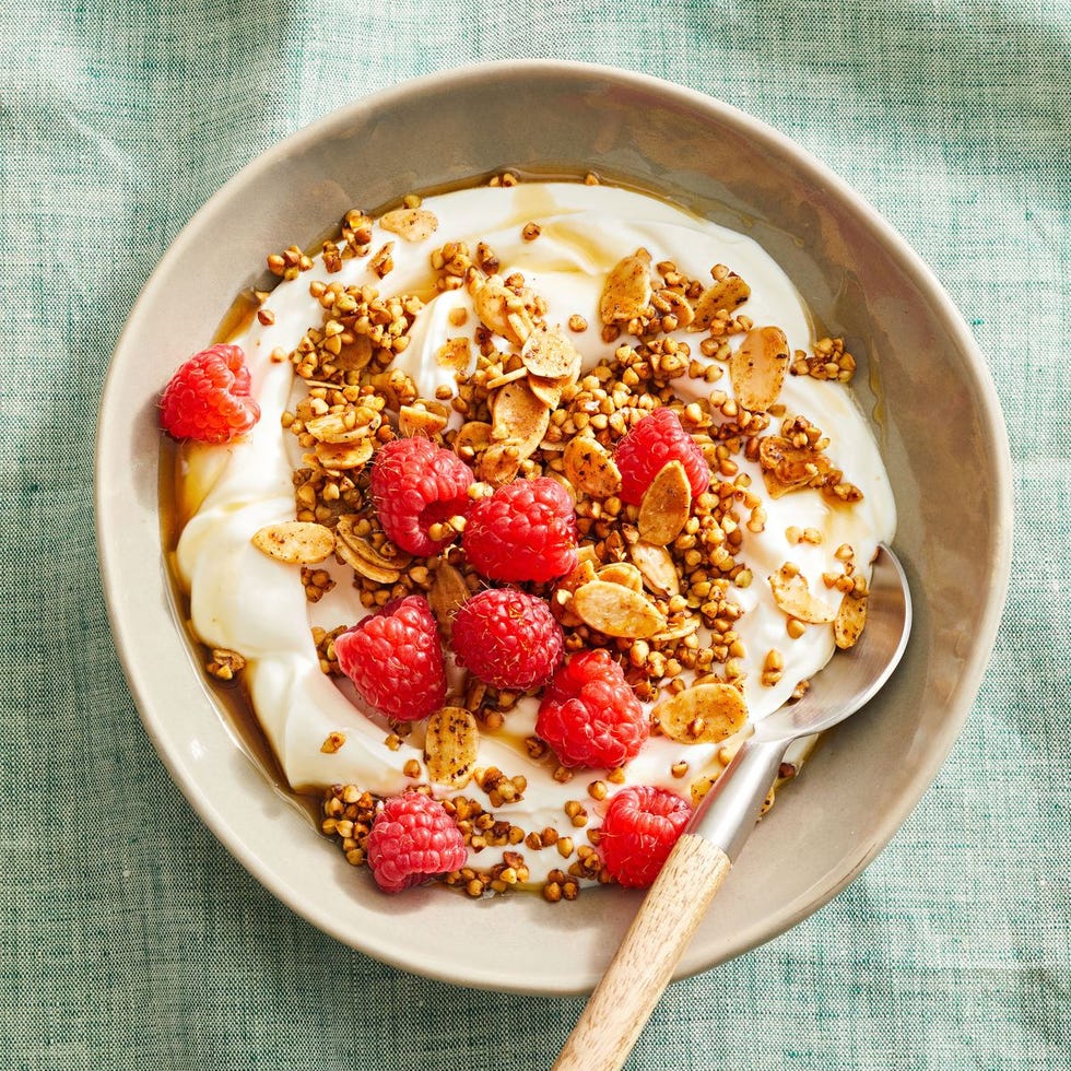 Granola de sarrasin aux amandes avec yaourt et baies dans un bol