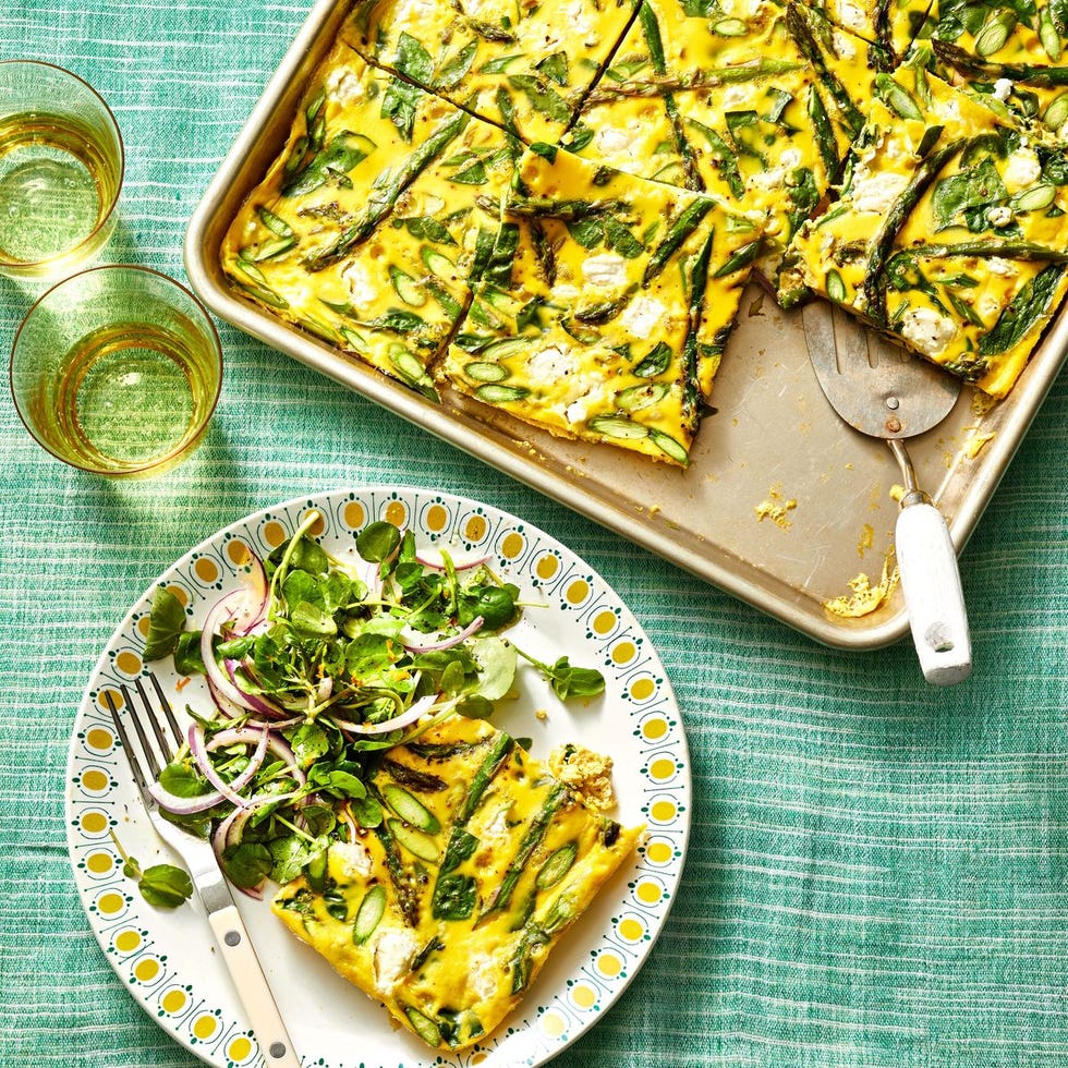 frittata d'asperges sur plaque avec une salade d'accompagnement sur une assiette