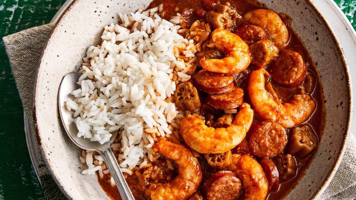 Recette de gumbo aux crevettes et aux saucisses de la famille des framboises