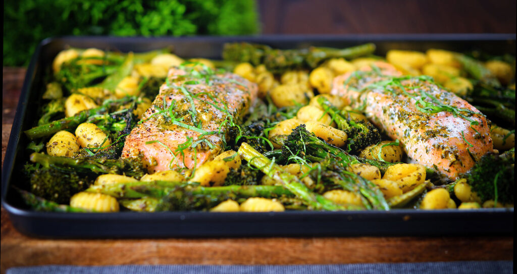 Plateau de saumon au four avec gnocchis et pesto