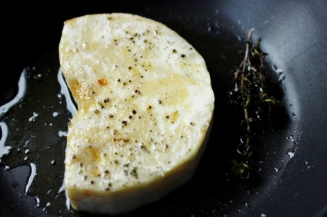 Beurre d'ail des ours et steak de céleri-rave