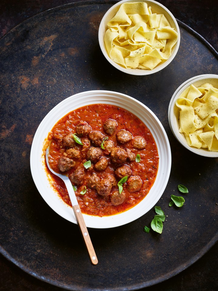 Cette recette utilise des boulettes de viande prêtes à l'emploi et un pot de sauce pour la garder ultra-rapide