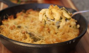 Macaroni au fromage avec chou-fleur et épinards