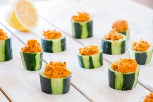 Coupes de carottes et concombres houmous 3