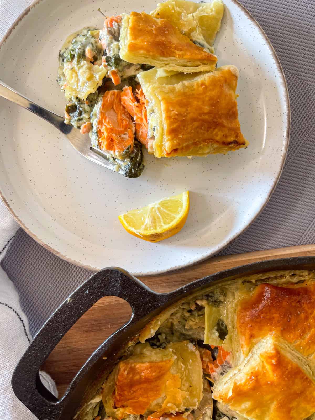 boule de tarte aux fruits de mer avec un morceau de saumon recouvert de pâte feuilletée.