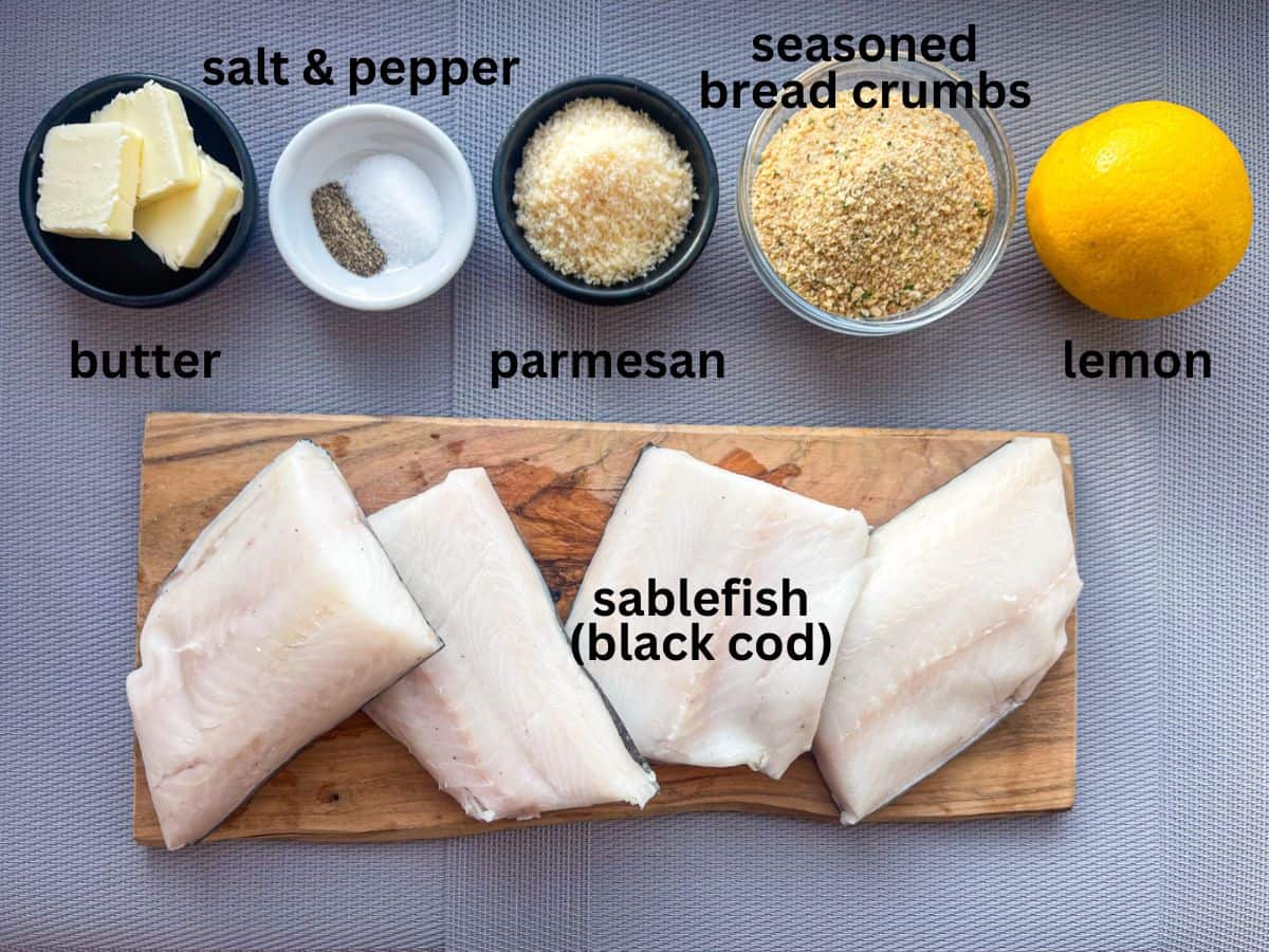 Ingrédient pour la recette disposé sur une table et étiqueté.