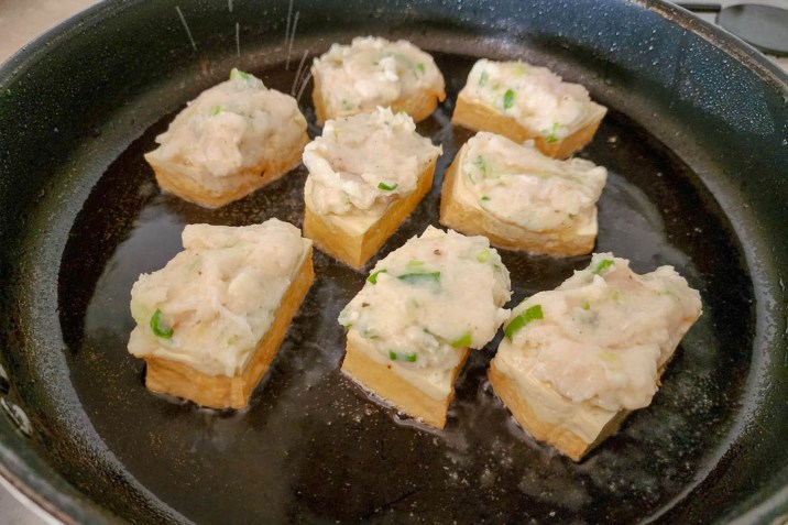 Faire du tofu farci à la pâte de poisson 3