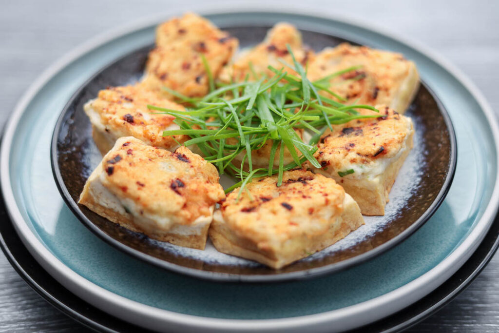 Tofu farci à la pâte de poisson - Ang Sarap