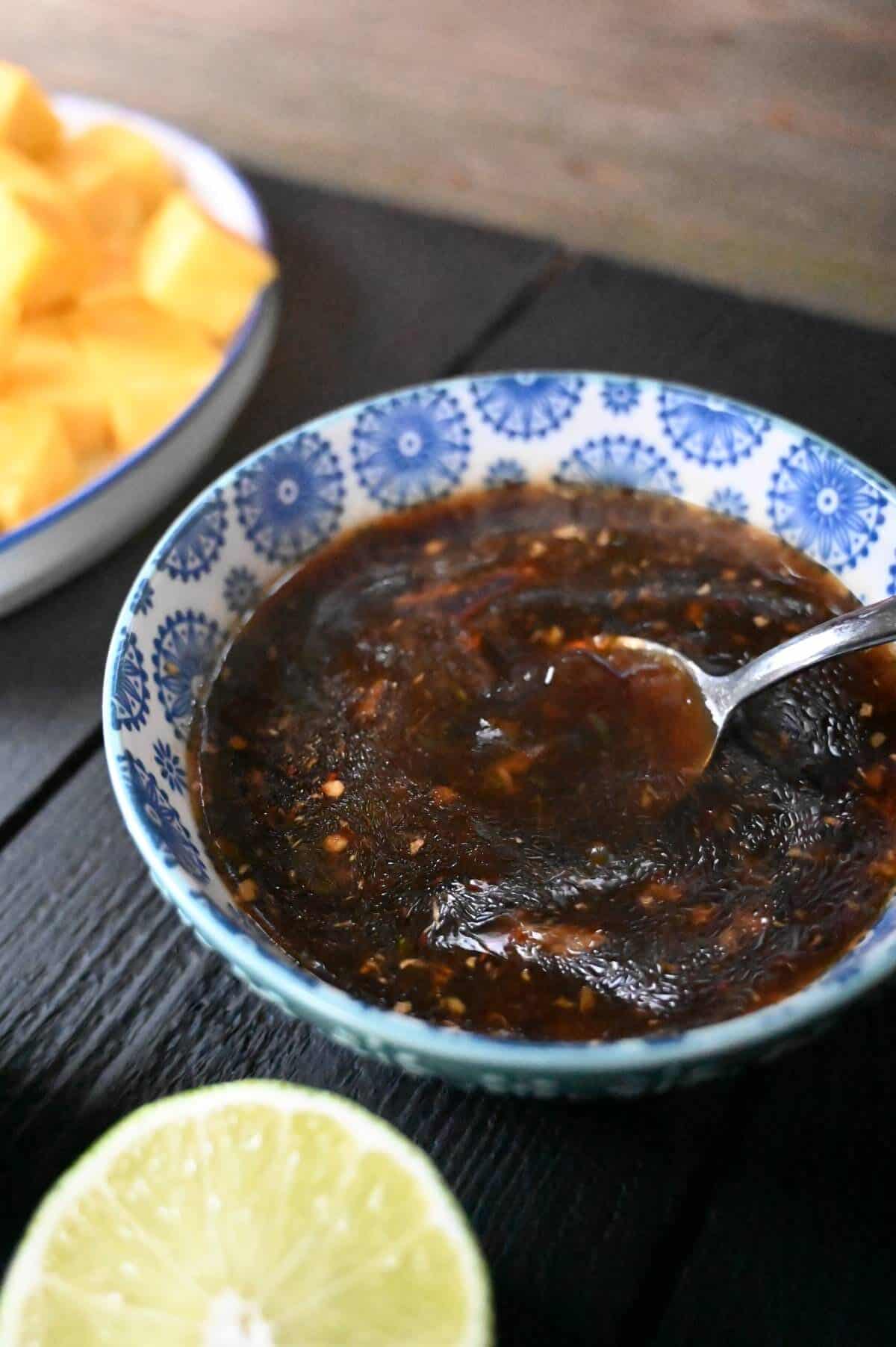 marinade d'ananas tropicale dans un bol bleu