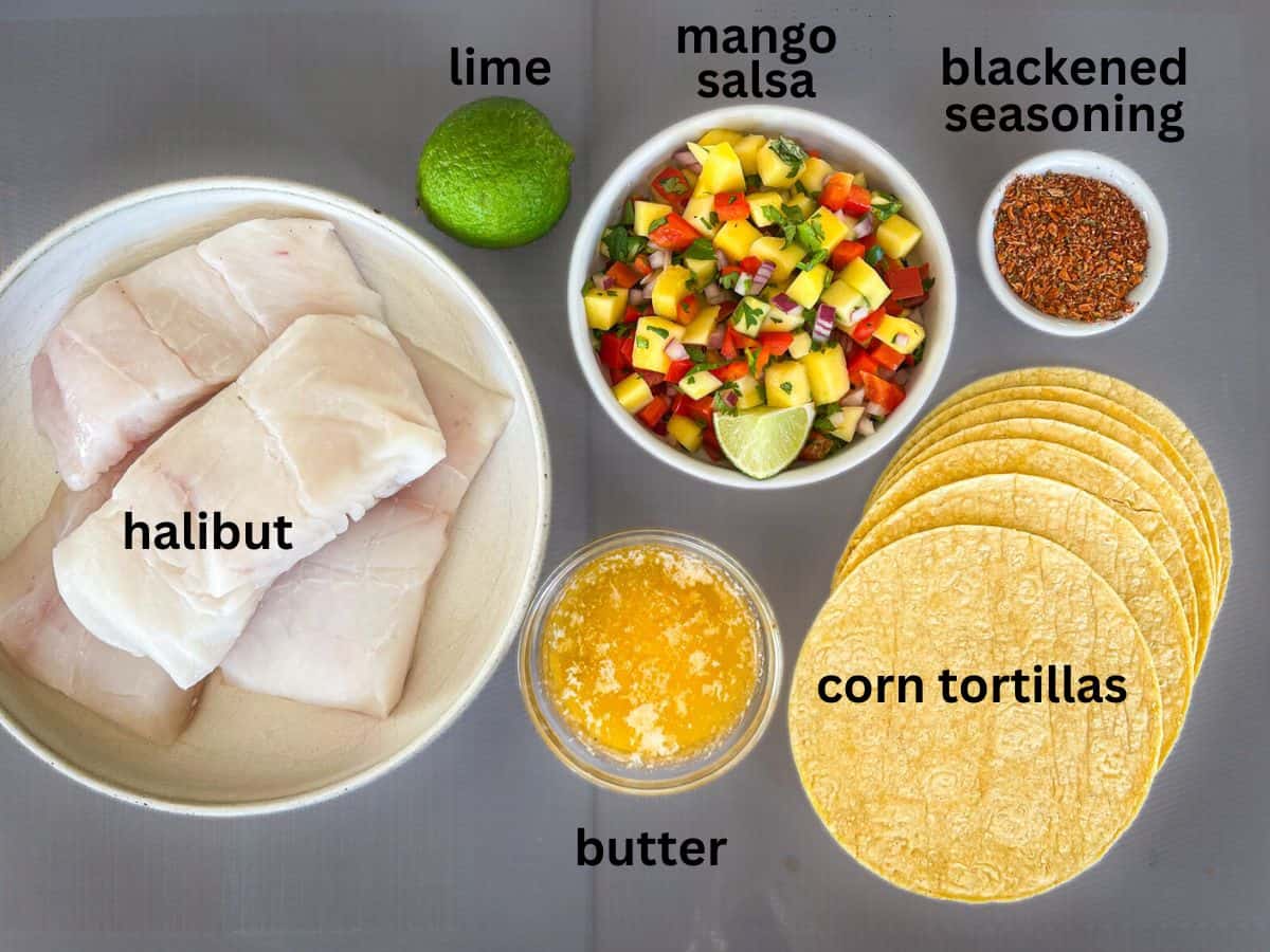 Ingrédients pour la recette disposés sur une table et étiquetés.