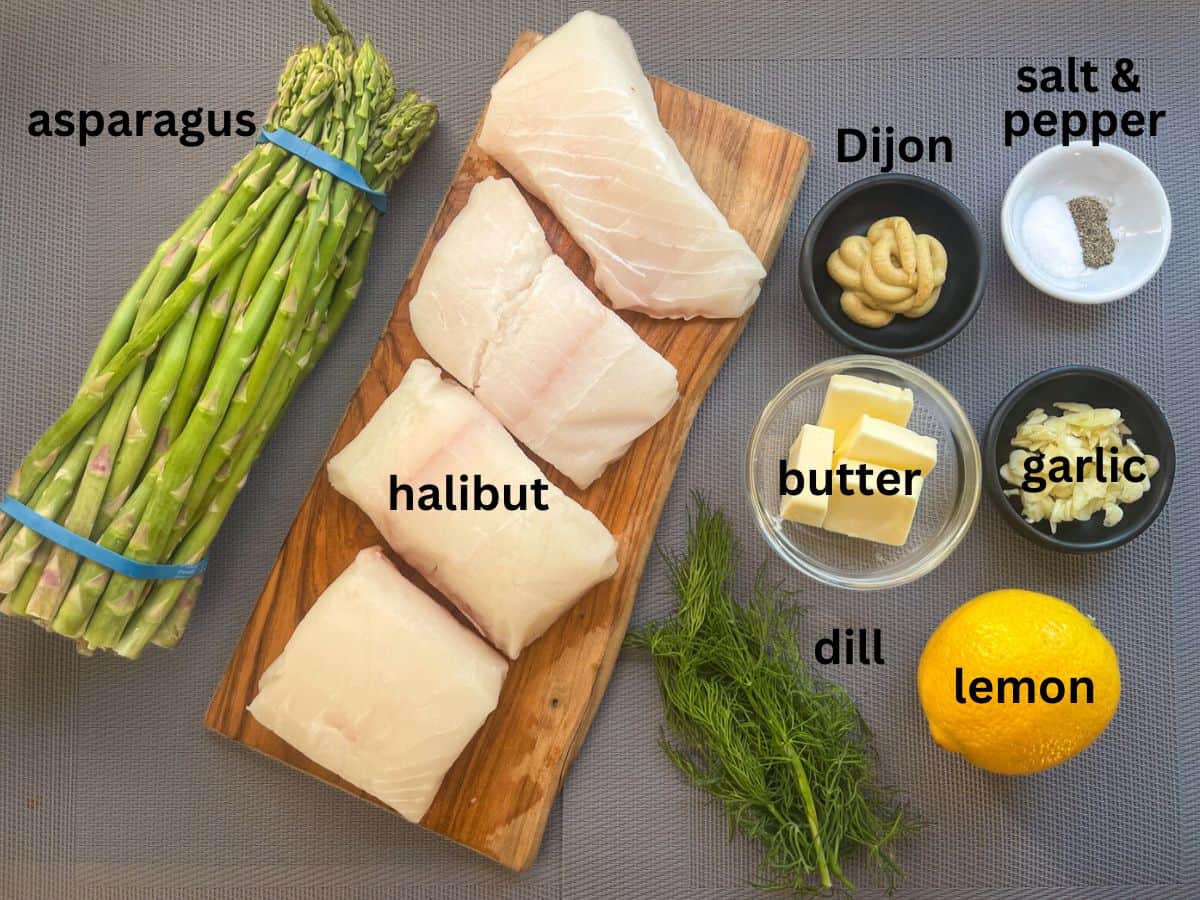 Ingrédients pour la recette disposés sur une table et étiquetés.