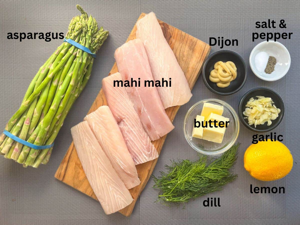 Ingrédients pour la recette disposés sur une table.