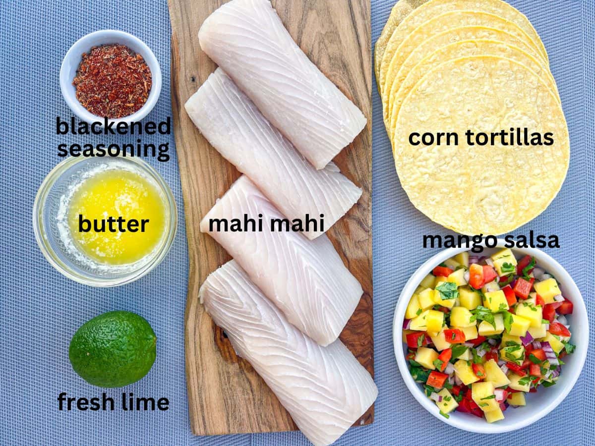 ingrédients de la recette disposés sur le comptoir et étiquetés.