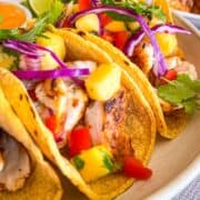 salsa à la mangue sur des tacos au poisson noirci.