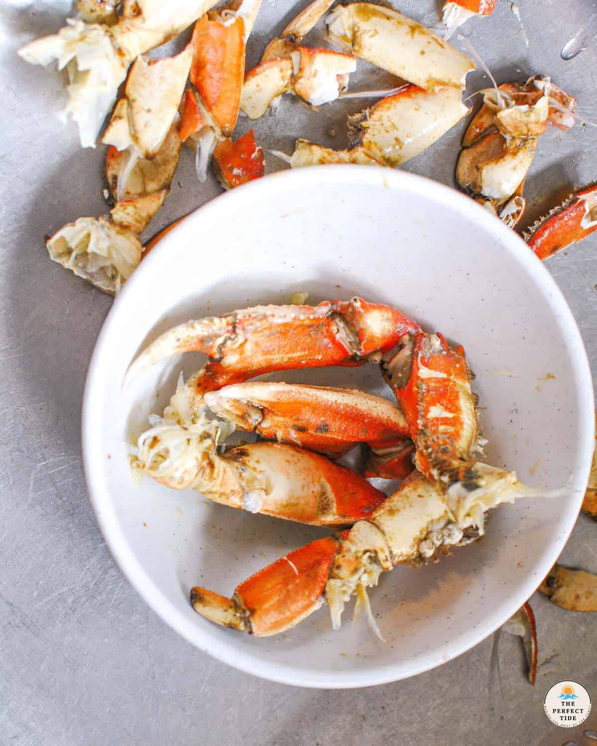 restes de pattes de crabe dans un bol blanc et en surface