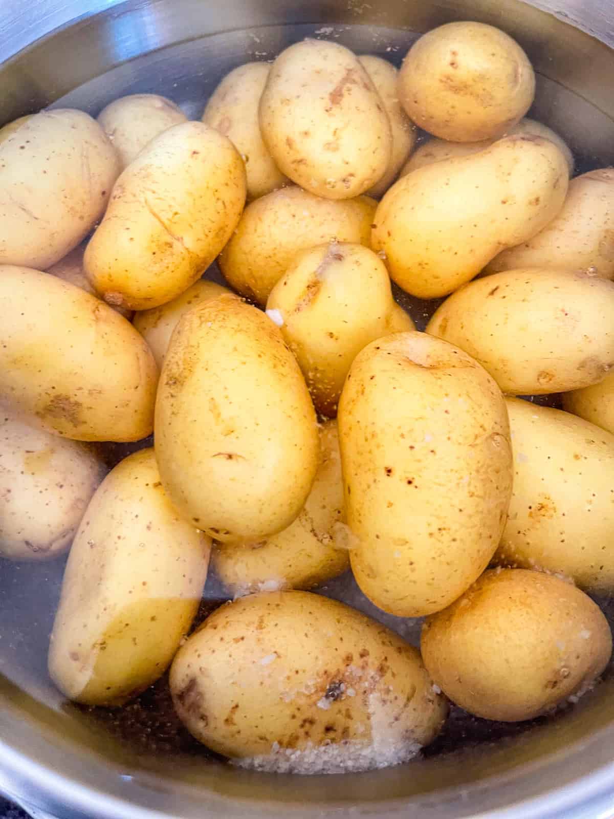 pommes de terre bouillantes dans une casserole.