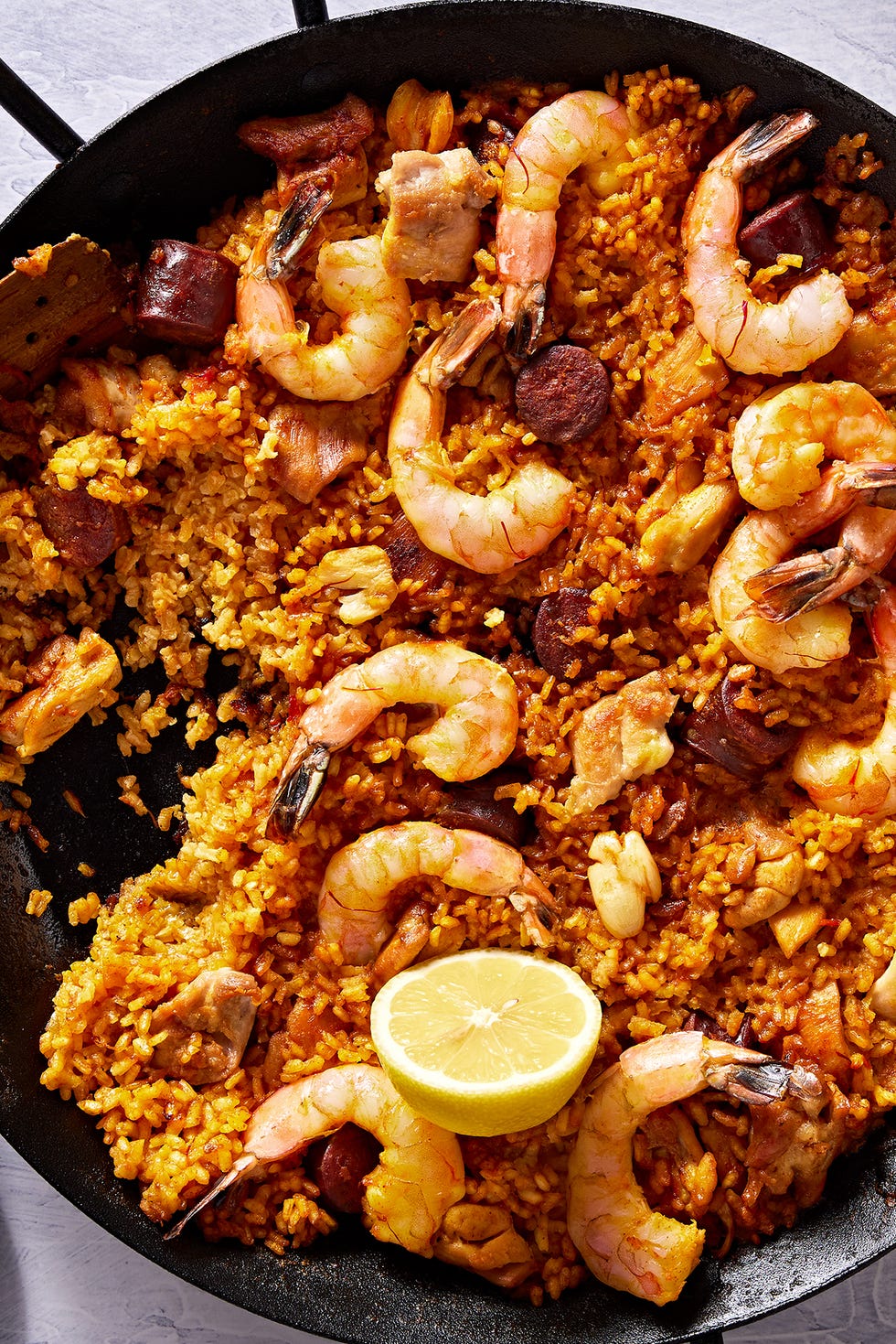 paella aux saucisses, crevettes et citron