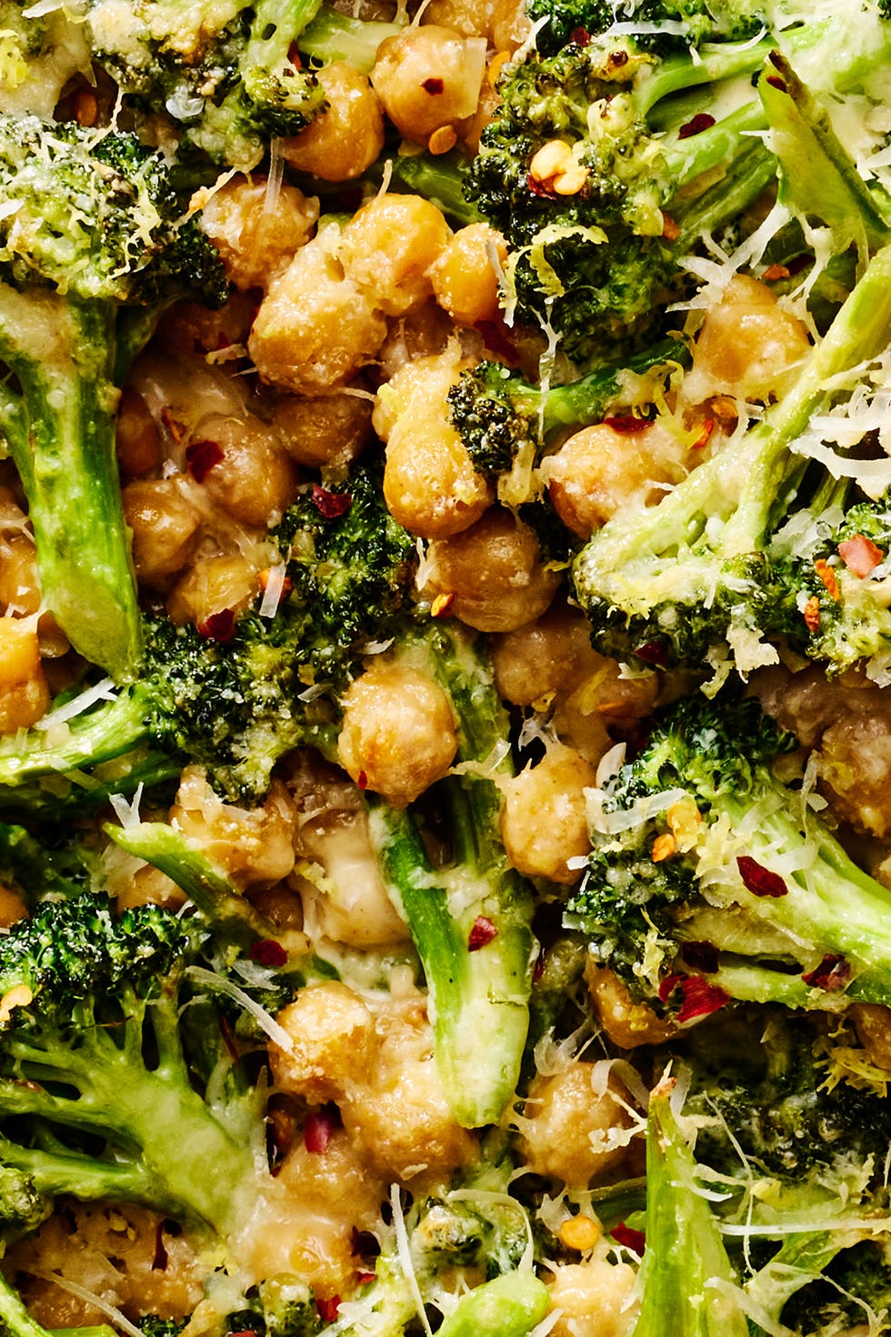 des pois chiches grillés au beurre et du brocoli poêlé sont mélangés à une riche sauce de style Alfredo à base de crème épaisse, d'échalotes, d'ail et de parmesan pour créer ce dîner à la poêle de 35 minutes