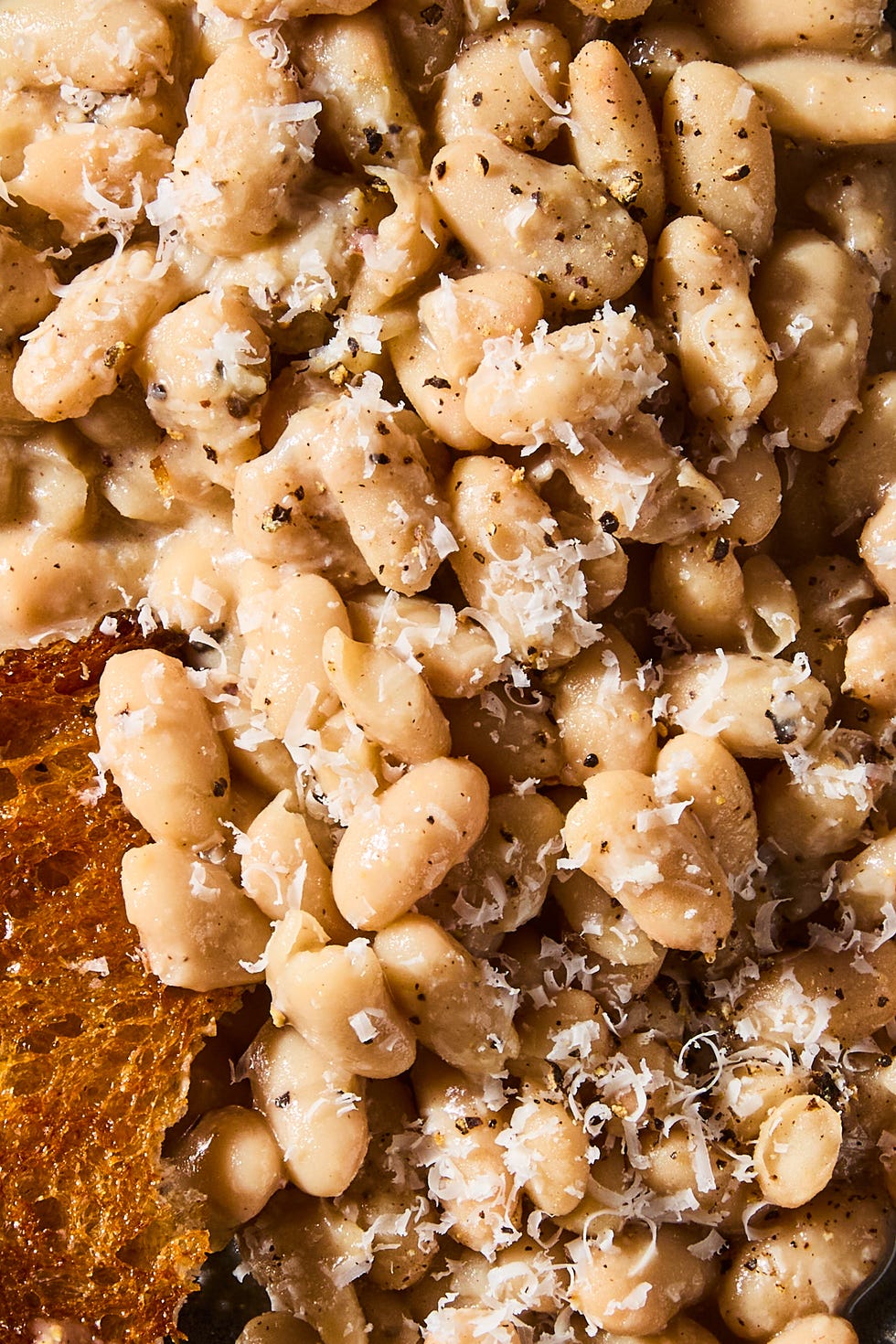 cacio e pepe haricots blancs dans un bol avec du pain