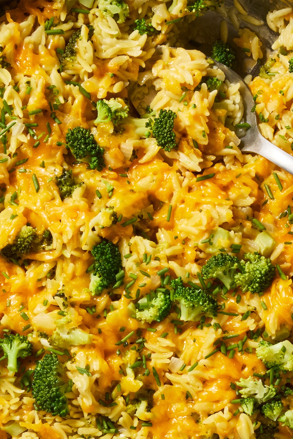 orzo au fromage, brocoli et cheddar dans une poêle