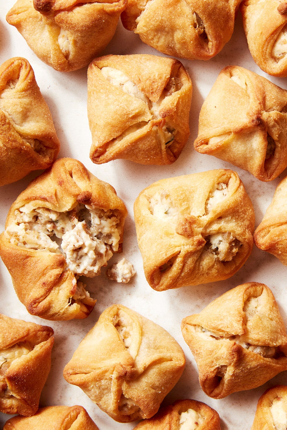 paquets de croissants remplis d'un mélange de saucisses