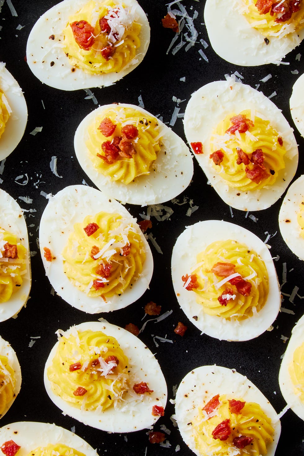 œufs farcis à la carbonara garnis de pecorino romano et de pancetta croustillante