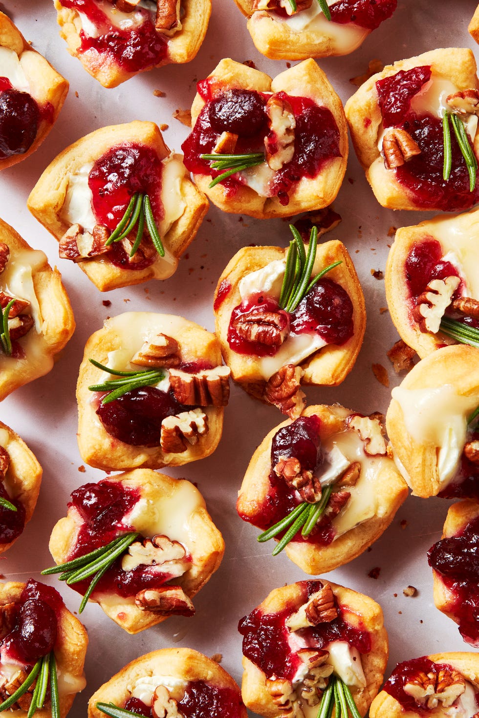 bouchées de pâte à croissant fourrées à la sauce au brie et aux canneberges