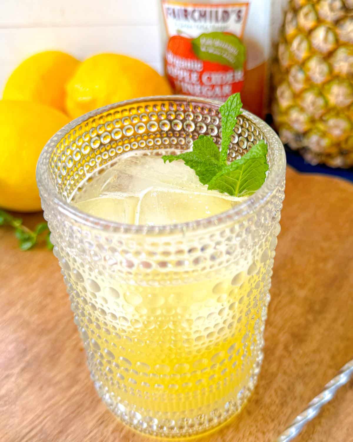 boisson au vinaigre de cidre de pomme avec ananas et feuilles de menthe