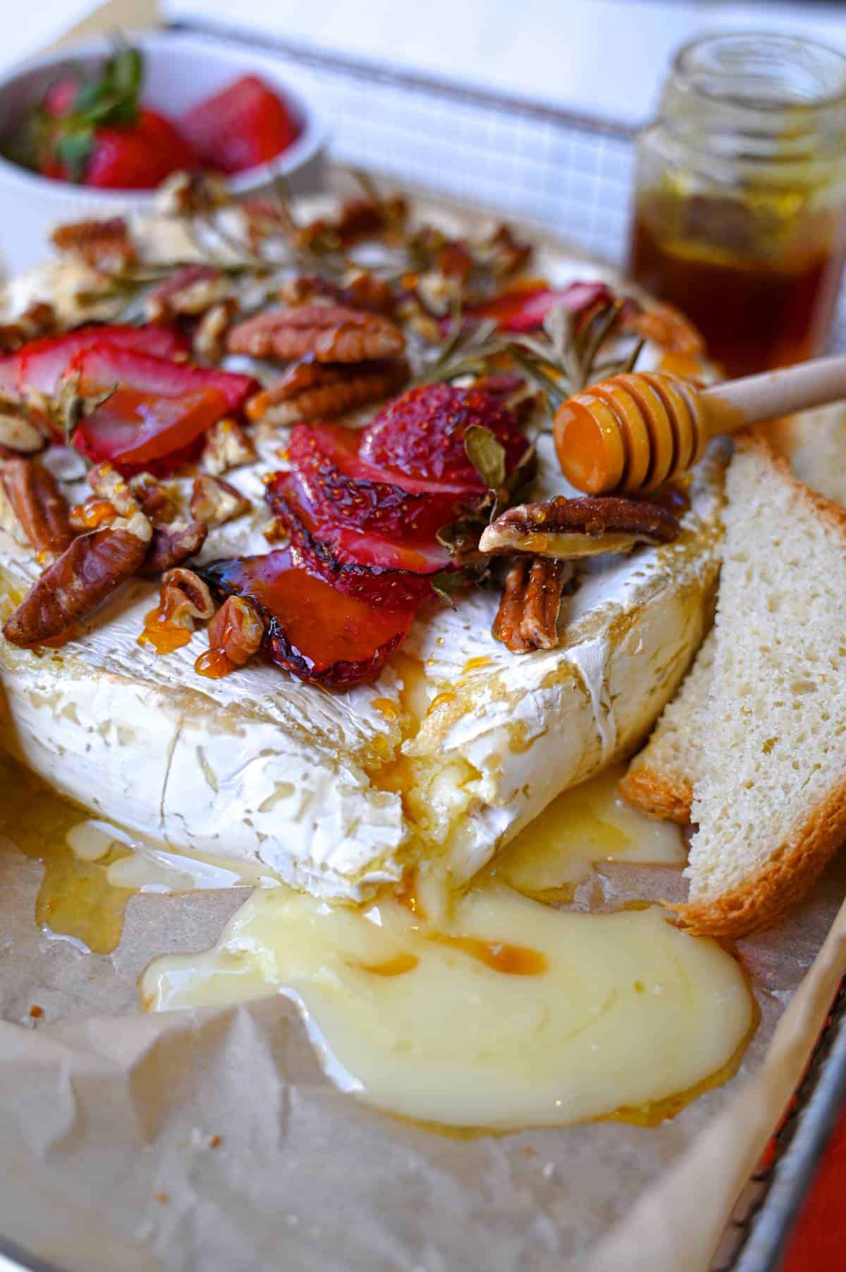 brie à la friteuse avec fraises, romarin, pacanes et miel